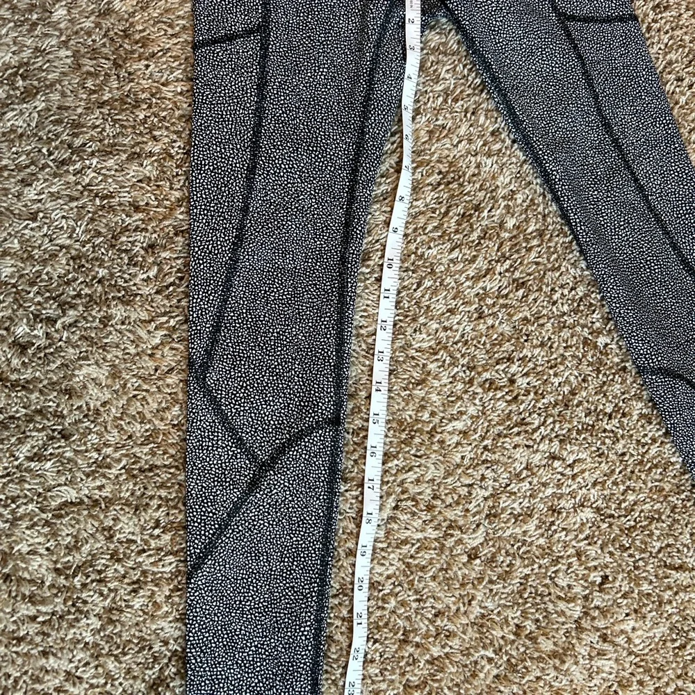 Lululemon Tight Stuff Tight II 25” Reflective Scallop Alpine White/Black Sz 4 - Picture 10 of 15